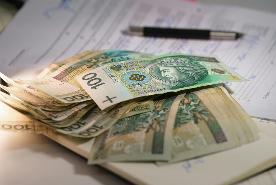 Jak przygotować się finansowo do udziału w licytacji komorniczej online? Praktyczne wskazówki