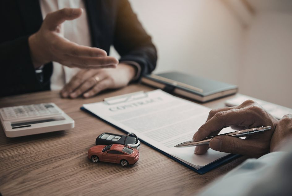 Tłumaczenia poświadczone dokumentów samochodowych – co trzeba wiedzieć przed rejestracją auta z zagranicy